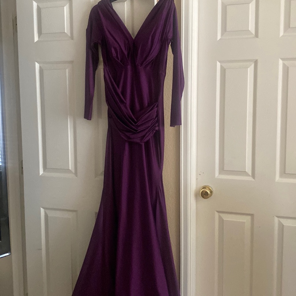 Pre-Loved Purple Ruched Long Sleeve Plunge Gown!!